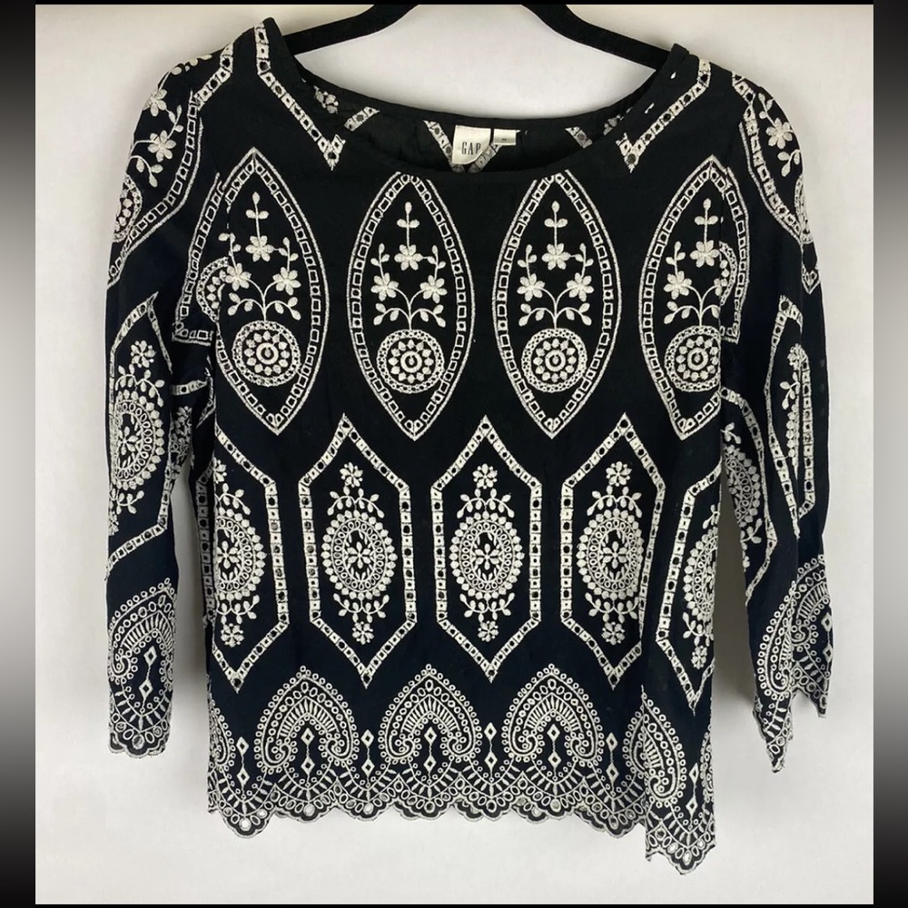 Gap Women’s Shirt XS Black White Embroidered Knit 3/4 Length Sleeve Pullover